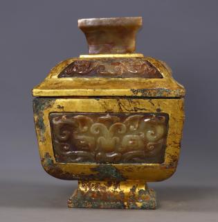 臻品旧藏战汉时期青铜鎏金镶嵌和田玉带红斑绿锈方罐,包浆浑厚自然,实