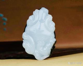 带皮色的真山料!天生异象的和田玉俄黑皮料"龙龟"!