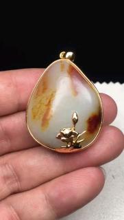 精品和田玉,金包玉原石挂件,质地温润细腻,油性一流,线条流畅,品相完