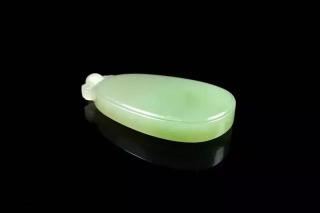 和田玉的这抹翠青色,像极了翡翠