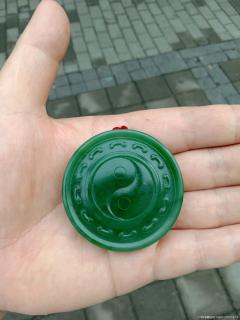 和田碧玉(老坑料)麒麟太极图圆雕牌