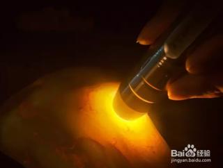 直射看质地玉石手电筒的光源紧贴和田玉的表面直射,看的是玉石的透光