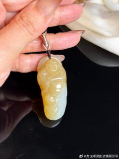 漏了一个吊坠.插一下队.和田玉糖白弥勒佛.披了一身金袈裟～⭐1390