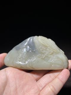 清和田玉青花人物诗文山子摆件 尺寸10.7×4.8×4.4厘米,重量299.4克