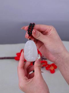 和田玉吊坠这样戴,气质立马不一样✨