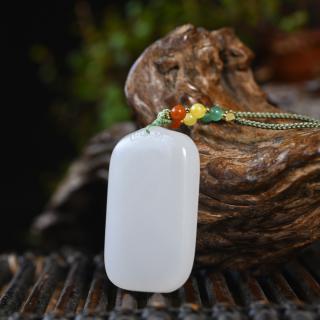 新疆和田玉吊坠