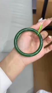 碧玉手镯戴了就不想摘