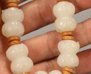 和田玉手串非常有魅力,但应该如何保养?保养时需要注意什么