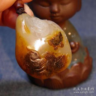 天然新疆和田玉老黑皮黄沁白玉独籽鸳鸯蝴蝶莲蓬挂件 喜事