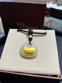 周生生足金镶嵌和田玉项链